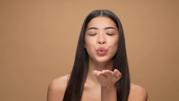 Señora enviar aire beso disfrutar de cirugía plástica aislado pastel color fondo — Vídeos de Stock