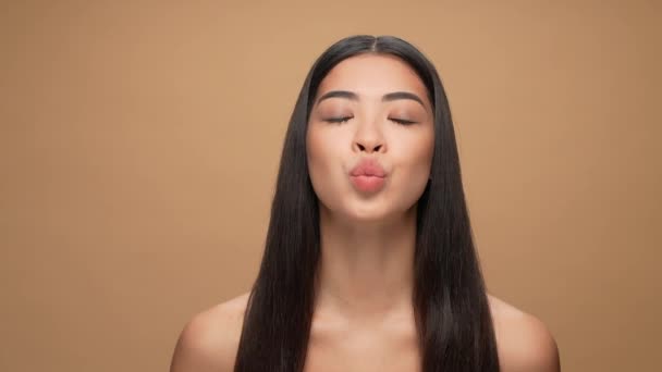 Lady Senden Luft Kuss Make-up Kosmetik isoliert Pastell Farbe Hintergrund — Stockvideo