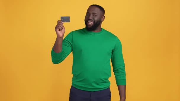 Працівник банкіра порадив клієнтській кредитній картці ізольований блискучий кольоровий фон — стокове відео