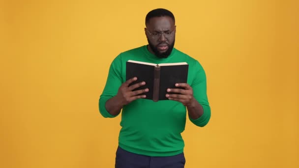 Smart guy open book dislike publishing isolated shine color background – Stock-video