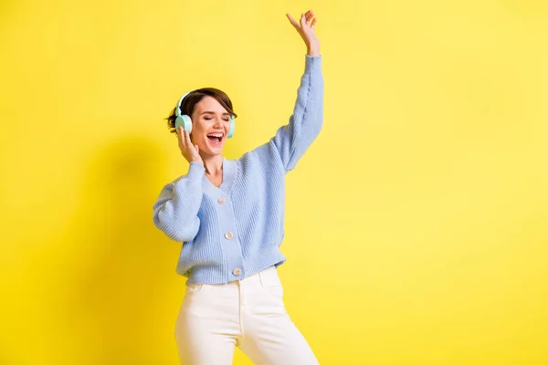 Foto de chica excitada joven feliz sonrisa positiva divertirse disfrutar escuchar música auriculares danza aislada sobre fondo de color amarillo — Foto de Stock