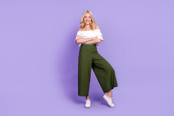 Full length body size photo blonde girl smiling with crossed hands isolated pastel violet color background — Φωτογραφία Αρχείου
