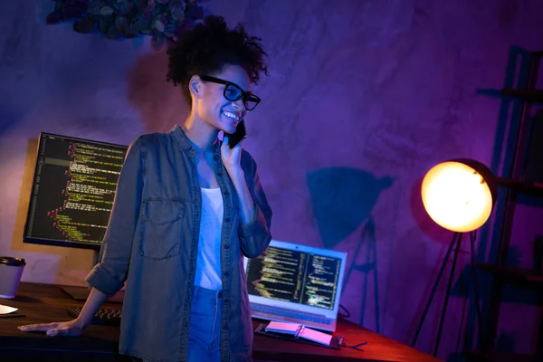 Foto de lady freelancer escuchar las tareas del cliente software operativo que mejora en la estación de trabajo moderna tarde por la noche —  Fotos de Stock