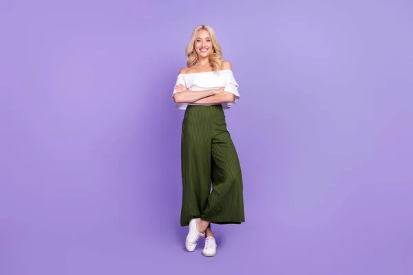 Photo of self-assured cheerful lady folded arms wear white blouse flared trousers isolated purple color background — Stok fotoğraf