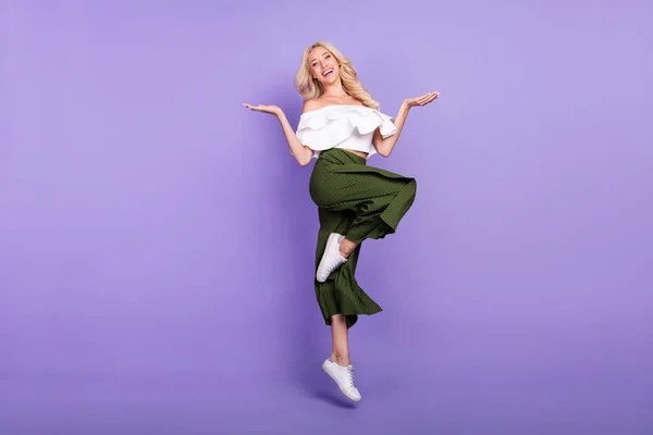Comprimento total tamanho do corpo foto menina loira pulando comparando espaços vazios em palmas isolado pastel cor violeta fundo — Fotografia de Stock