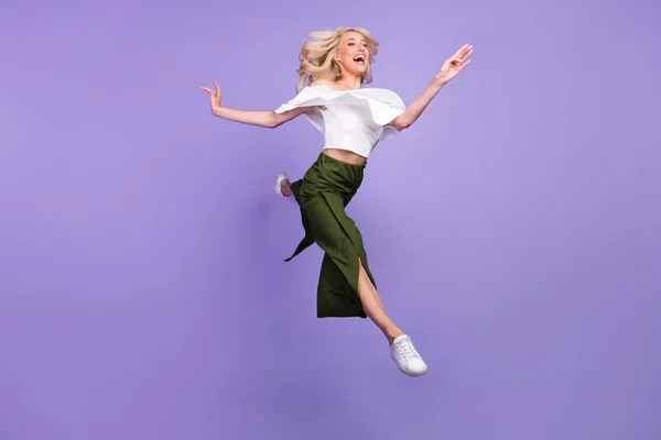 フル丈ボディサイズ写真女の子ジャンプダンスで優雅にスタイリッシュな服隔離されたパステルパープルカラーの背景 — ストック写真