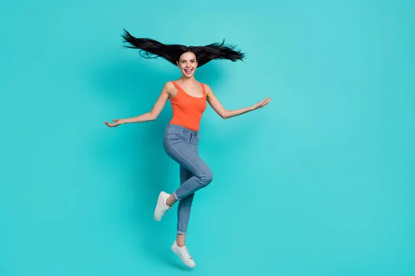 Foto de mulher encantadora brilhante usar vermelho singlet jumping alto espaço isolado cor teal fundo — Fotografia de Stock