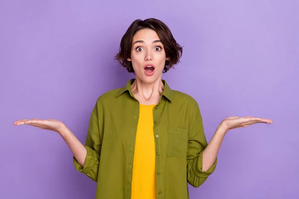 Photo of young impressed woman hold hands proposition vs advantage advertise isolated over violet color background — Fotografia de Stock