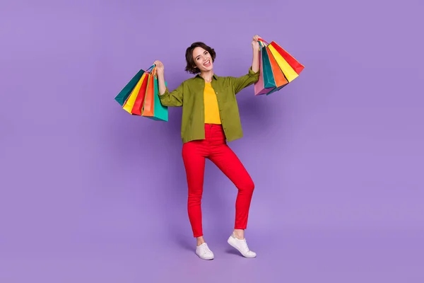 Foto in voller Größe von jungen hübschen Dame freuen Shopping Rabatt neue Kollektion isoliert über violette Farbe Hintergrund — Stockfoto