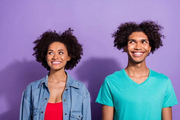 Foto av unga drömmande positiv mörk hud par människor ser tomt utrymme gott humör isolerad på violett färg bakgrund — Stockfoto