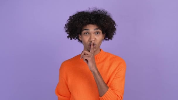 Guy vytvořit vtip požádat nemluvit izolované pulzující barvy pozadí — Stock video