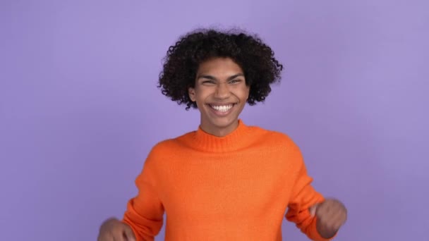 Ecstatic guy vuist tot vreugde gelukkige loterij geïsoleerde heldere kleur achtergrond — Stockvideo