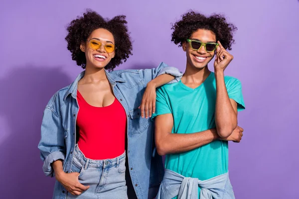 Foto van koele charmante jonge afro-Amerikaanse paar dragen zonneglas hipster geïsoleerd op paarse kleur achtergrond — Stockfoto