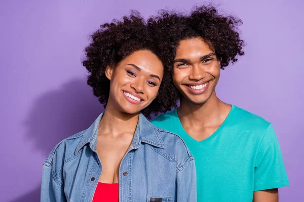 Foto de feliz positivo casal pele escura usar roupa casual harmonia confiança isolado no fundo cor roxa — Fotografia de Stock