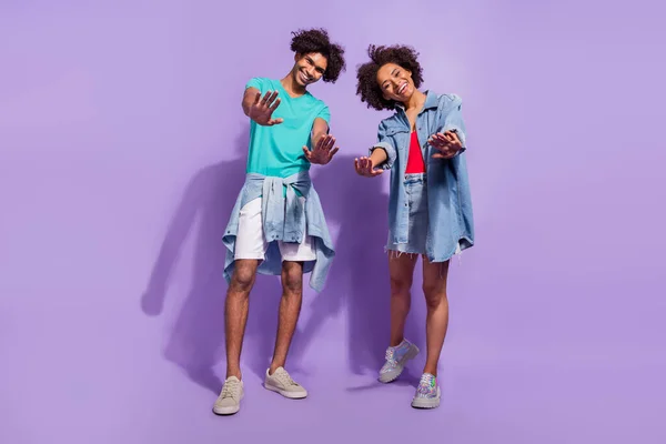 Foto de tamaño completo de la alegre gente afro americana feliz disfrutar de ola hola fresco aislado en el fondo de color violeta —  Fotos de Stock