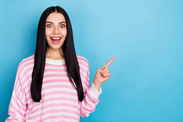 Foto di giovane ragazza eccitata indicano dito vuoto spazio proposizione sconto selezionare isolato su sfondo di colore blu — Foto Stock