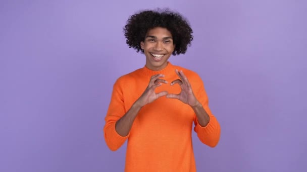 Tipo Cupido chico hacer corazón símbolo cardiaco aislado brillante color fondo — Vídeos de Stock