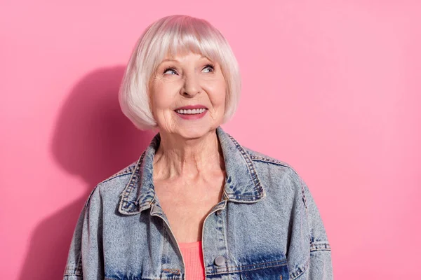 Portrét atraktivní veselý zvědavý šedovlasá žena dělat rozhodnutí kopírovat prostor izolovaný přes růžové pastelové barvy pozadí — Stock fotografie