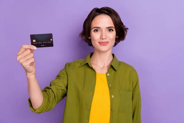 Fénykép a fiatal szép lány tartsa bankkártya pénzügy hitelkeresetek elszigetelt felett lila színű háttér — Stock Fotó