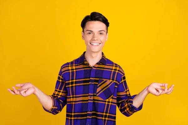 Foto di divertente brunetta giovane ragazzo conteggio indossare camicia a scacchi isolato su sfondo di colore giallo — Foto Stock