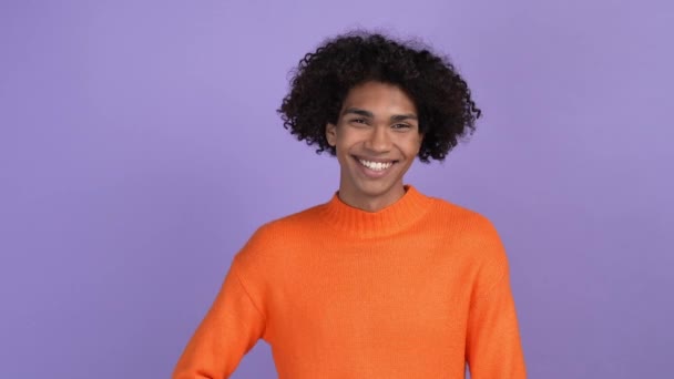 Jeune gars rayonnant souriant regarder isolé fond de couleur vive — Video