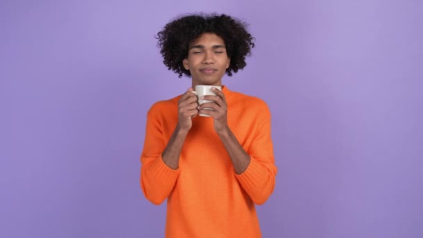 Chico disfrutar arabica cafeína latte olor aislado brillante color fondo — Vídeos de Stock