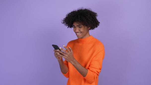Millennial男use app gadget shareコメント分離鮮やかな色の背景 — ストック動画