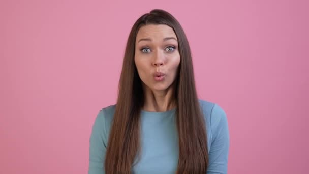 Mooie dame onder de indruk gelukkig nieuwheid geïsoleerde pastel kleur achtergrond — Stockvideo