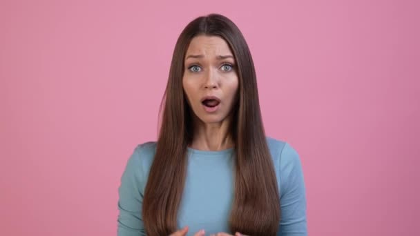 Indrukwekkende dame bang verschrikkelijke boodschap geïsoleerde pastel kleur achtergrond — Stockvideo