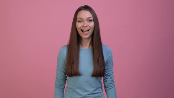 Krásná dáma pozvat kamaráda domů izolované pastelové barvy pozadí — Stock video