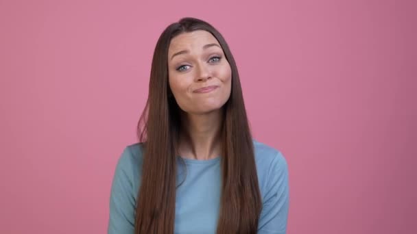 Funky dame twee handen bij elkaar wachten aanwezig geïsoleerde pastel kleur achtergrond — Stockvideo