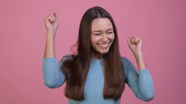 Senhora alegrar sorte fortuna punho dança isolado pastel cor fundo — Vídeo de Stock