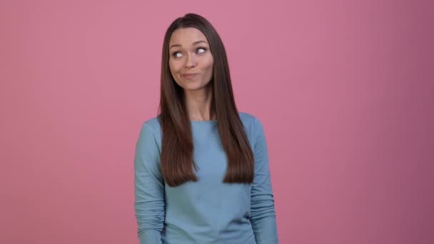 Energetische Dame Promoter präsentieren Angebot isoliert pastellfarbenen Hintergrund — Stockvideo