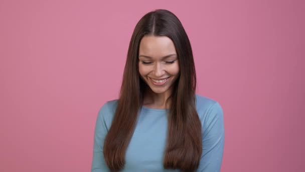 Tierna dama sentir tímido novio conocido aislado pastel color fondo — Vídeo de stock