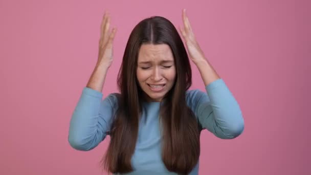 Öfkeli kadın kavgası izole pastel arka planda yüksek sesle bağır — Stok video