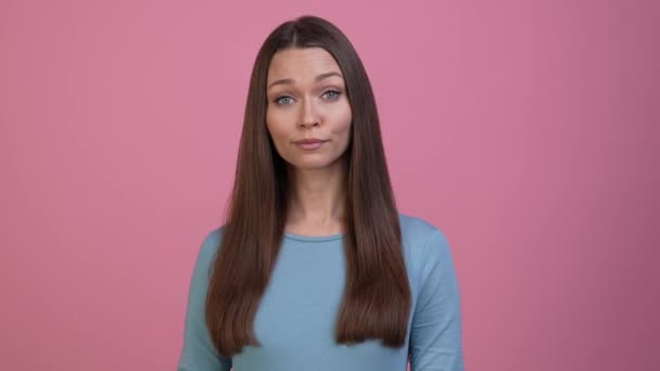 Lady Look Kopierraum Abneigung gegen Ereignis treffen Person isoliert Pastellfarbe Hintergrund — Stockvideo
