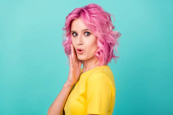 Foto de perfil de jovem impressionado rosa hairdo senhora desgaste amarelo t-shirt isolado no fundo cor teal — Fotografia de Stock