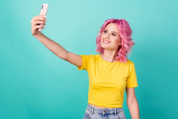 Foto de joven dulce rosa peinado señora do selfie desgaste camiseta amarilla aislada sobre fondo verde azulado —  Fotos de Stock