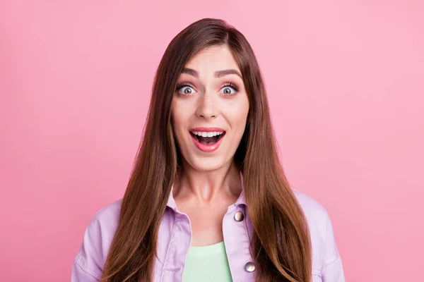 Фотопортрет жінка в повсякденній сорочці усміхнений веселий вражений шокований ізольований пастельний рожевий кольоровий фон — стокове фото