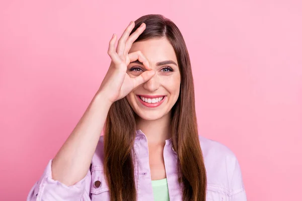 Foto retrato mujer sonriendo alegre mostrando signo bien mirando dentro aislado pastel color rosa fondo —  Fotos de Stock