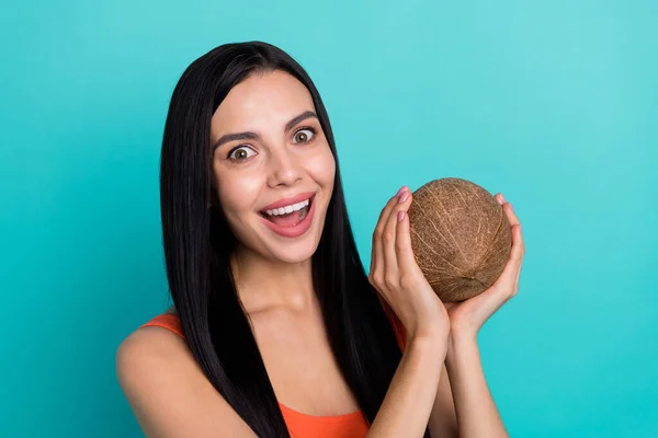 Portrait de dame positive tenir grosse noix de coco profiter ingrédient milkshake isolé sur fond de couleur cyan — Photo