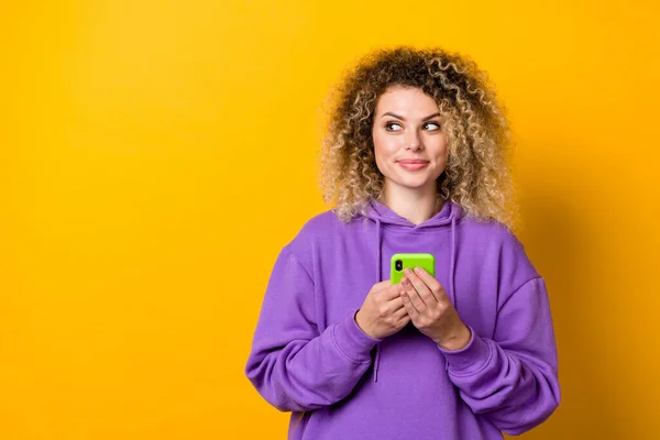 Foto van jonge mooie vrouw wonder kijken lege ruimte gebruik smartphone repost app geïsoleerd over gele kleur achtergrond — Stockfoto