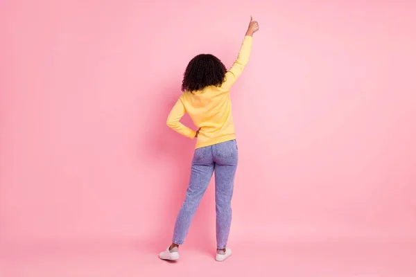 写真の甘いですファンキーダークスキン女の子服黄色pulloverショー親指アップ隔離されたピンク色の背景 — ストック写真