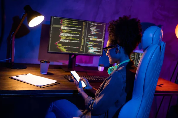 Foto de senhora freelancer sit desk usar tela de gadget mensagens de texto suporte do sistema operacional do cliente à noite estação de trabalho tarde do local de trabalho — Fotografia de Stock