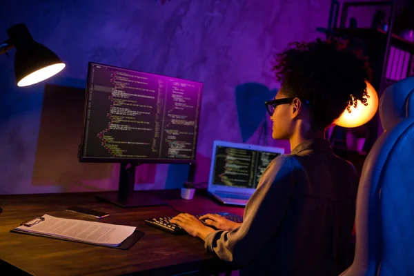 Foto del lado del perfil de lady freelancer editor que mejora el dispositivo de protección contra errores de funcionamiento en la estación de trabajo tarde —  Fotos de Stock