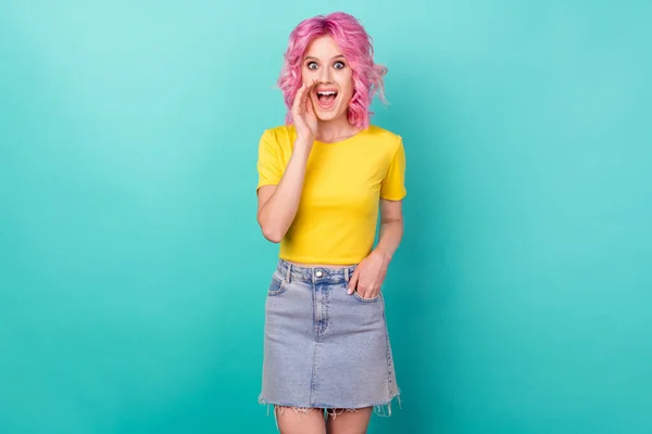 Foto de milenar engraçado rosa hairdo senhora dizer segredo desgaste amarelo t-shirt saia isolada no fundo cor teal — Fotografia de Stock