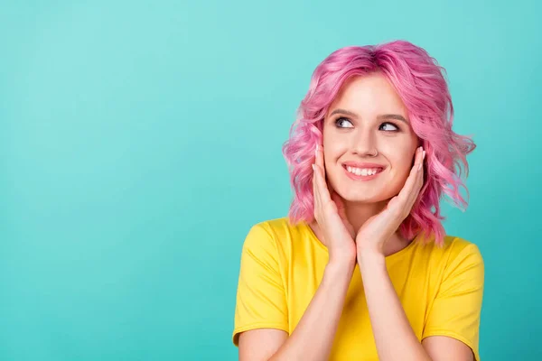 Photo de jeune jolie dame de coiffure rose regarder espace vide porter t-shirt jaune isolé sur fond de sarcelle — Photo