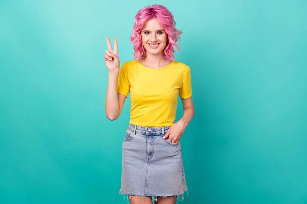 Foto de jovem engraçado rosa hairdo senhora mostrar v-sign desgaste amarelo t-saia jeans isolado no fundo teal — Fotografia de Stock