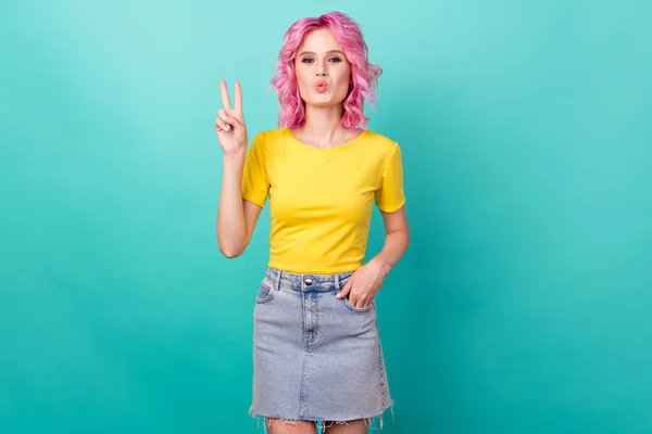 Φωτογραφία του millennial flirty pink hairdo κυρία δείχνουν v-σημάδι φιλί χτύπημα φορούν κίτρινο t-shirt φούστα απομονώνονται σε teal φόντο — Φωτογραφία Αρχείου