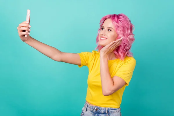 Foto de perfil de millennial cute pink hairdo lady do selfie wear yellow t-shirt isolated on teal background —  Fotos de Stock